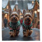 Yorkshire Terrier Dogs Christmas Snow Holiday  Duschvorhang (Vorderseite)