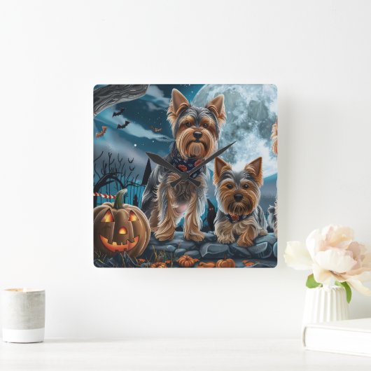 Yorkshire Terrier Halloween Spooky Quadratische Wanduhr (Zuhause)