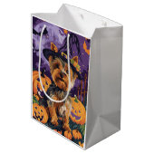 Yorkshire Terrier Hund Halloween Hexe und Pumpkin Mittlere Geschenktüte (Rückseite Schrägansicht)