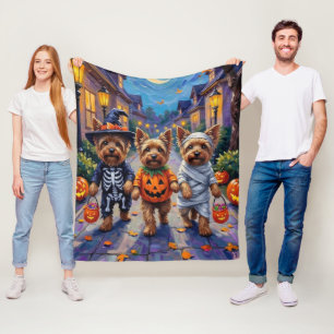 Yorkshire Terrier Hunde in Halloween Kostümen Fleecedecke
