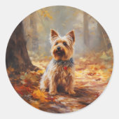 Yorkshire Terrier im Herbstfall Inspiriert Runder Aufkleber (Vorderseite)