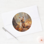 Yorkshire Terrier im Herbstfall Inspiriert Runder Aufkleber (Umschlag)