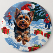 Yorkshire Terrier im Schnee mit Weihnachtsmütze Button (Vorderseite)