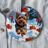 Yorkshire Terrier im Schnee mit Weihnachtsmütze Button (Beispiel)