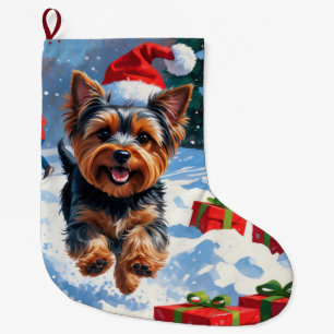 Yorkshire Terrier im Schnee mit Weihnachtsmütze Großer Weihnachtsstrumpf
