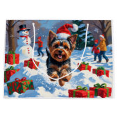 Yorkshire Terrier in Snow mit Weihnachtshut Große Geschenktüte (Vorderseite)