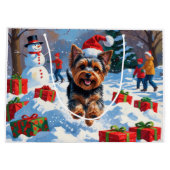 Yorkshire Terrier in Snow mit Weihnachtshut Große Geschenktüte (Rückseite)