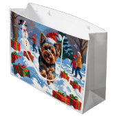 Yorkshire Terrier in Snow mit Weihnachtshut Große Geschenktüte (Rückseite Schrägansicht)