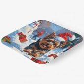 Yorkshire Terrier in Snow mit Weihnachtshut Pappteller (Gewinkelt)