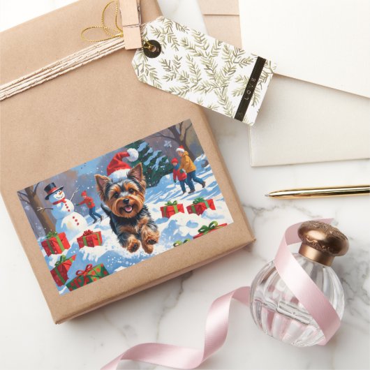 Yorkshire Terrier in Snow mit Weihnachtshut Rechteckiger Aufkleber (Schenken)