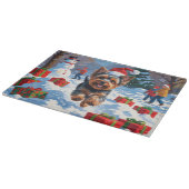Yorkshire Terrier in Snow mit Weihnachtshut Schneidebrett (Ecke)