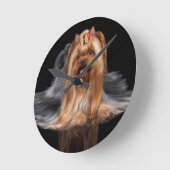 Yorkshire Terrier on black Runde Wanduhr (Winkel)