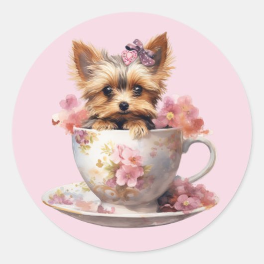 Yorkshire Terrier sitzt im Tee-Cup mit Blume Runder Aufkleber (Vorderseite)