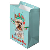 Yorkshire Terrier Weihnachtsmannmütze Holiday Stri Mittlere Geschenktüte (Rückseite Schrägansicht)