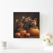 Yorkshire Terrier Welppy Autumn Delight Pumpkin Quadratische Wanduhr (Zuhause)