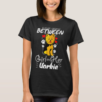 Yorkshire Terrier zwischen einem Mädchen und ihrer T-Shirt