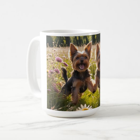 Yorkshire Terriers spielen im Gras Kaffeetasse (Vorderseite Links)