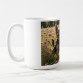 Yorkshire Terriers spielen im Gras Kaffeetasse (Links)
