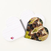 Yorkshire Terriers spielen im Gras Notizblock (Innenseite)