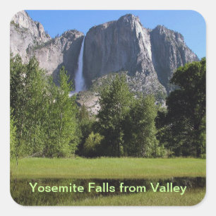 Yosemite Falls aus dem Tal in Kalifornien Quadratischer Aufkleber