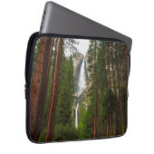 Yosemite Falls durch den Wald Laptopschutzhülle (Vorne Rechts)