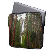 Yosemite Falls durch den Wald Laptopschutzhülle (Vorderseite Links)