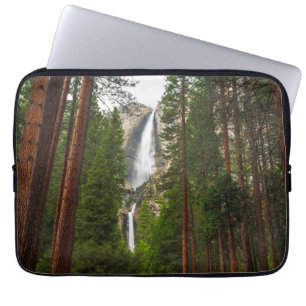 Yosemite Falls durch den Wald Laptopschutzhülle
