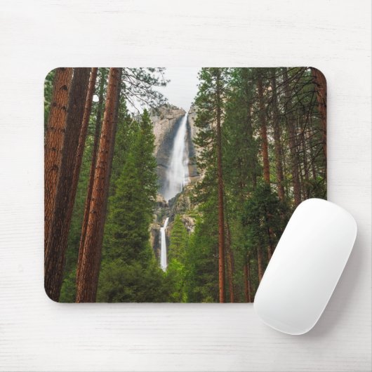 Yosemite Falls durch den Wald Mousepad (Mit Mouse)