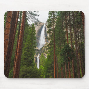 Yosemite Falls durch den Wald Mousepad