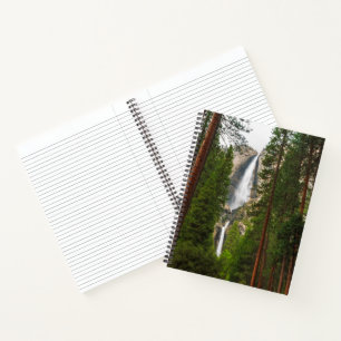 Yosemite Falls durch den Wald Notizblock