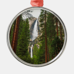 Yosemite Falls durch den Wald Ornament Aus Metall