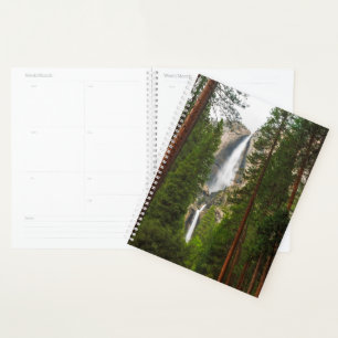 Yosemite Falls durch den Wald Planer