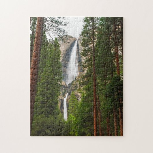 Yosemite Falls durch den Wald Puzzle (Vertikal)
