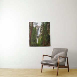 Yosemite Falls durch den Wald Wandteppich