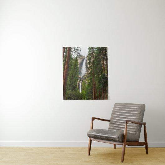 Yosemite Falls durch den Wald Wandteppich (Beispiel)