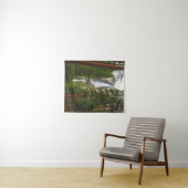 Yosemite Falls durch den Wald Wandteppich (Beispiel (Horizontal))