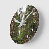 Yosemite fällt durch den Wald Runde Wanduhr (Winkel)