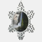 Yosemite Lower Falls aus dem Yosemite Nationalpark Schneeflocken Zinn-Ornament (Rechts)