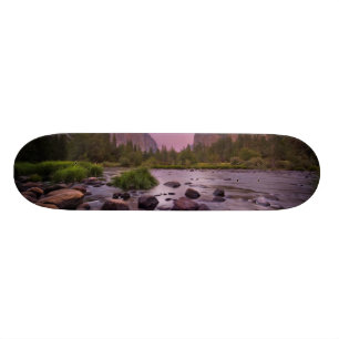 Yosemite Nationalpark an der Dämmerung Skateboard