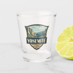 Yosemite Nationalpark Illustration Retro Abzeichen Schnapsglas<br><div class="desc">Yosemite Vektorgrafik Design. Der Park ist berühmt für seine riesigen,  alten Sequoia-Bäume und für Tunnel View,  die ikonische Aussicht auf den Turm Bridalveil Fall und die Granitfelsen von El Capitan und Half Dome.</div>