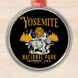 Yosemite Woodland Scenery with Retro Wolf Ornament Aus Metall