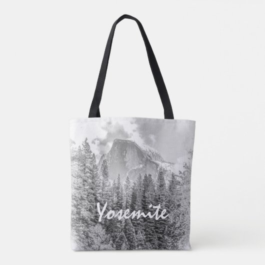 Yosemite's Half Dome im Winter mit Yosemite Text Tasche (Rückseite)