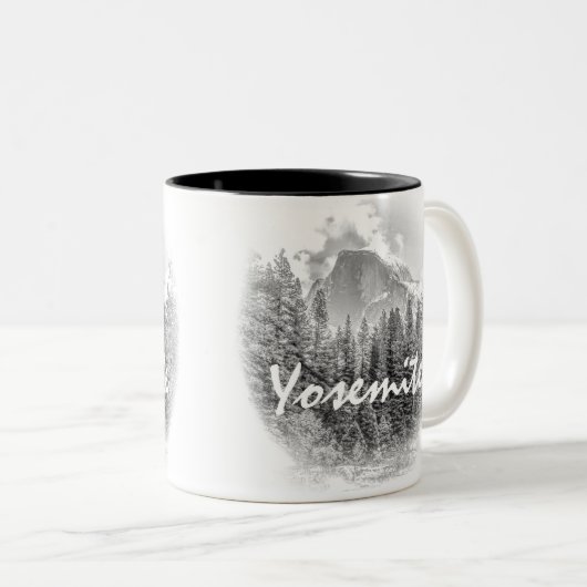 Yosemite's Half Dome im Winter mit Yosemite Text Zweifarbige Tasse (VorderseiteRechts)