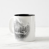 Yosemite's Half Dome im Winter mit Yosemite Text Zweifarbige Tasse (Vorderseite Links)