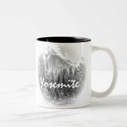 Yosemite's Half Dome im Winter mit Yosemite Text Zweifarbige Tasse (Rechts)