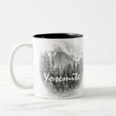 Yosemite's Half Dome im Winter mit Yosemite Text Zweifarbige Tasse (Links)