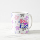 You Are Loved Flowers Genderfluid Pride Lettering Kaffeetasse (VorderseiteRechts)