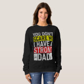 You Don t Scare Me I Have A Strong Dad Father s Da Sweatshirt (Vorne ganz)