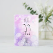 You Go Girl - Lila Bokeh Inspiration Zitat Postkarte (Stehend Vorderseite)