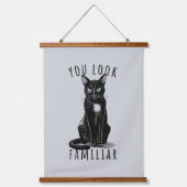 You Look Familiar Black Cat Feeling Magical Witch Wandteppich Mit Holzrahmen (Vorderseite)